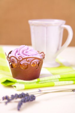 Lavanta buzlanma top şenlikli şal ve kupa ile cupcake