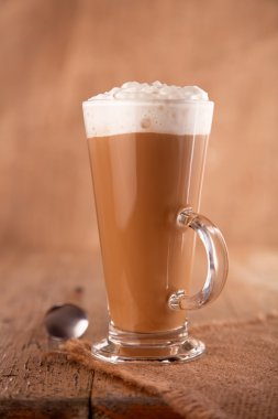 kahve latte macchiato cam üzerinde eski tablo backgrou krem