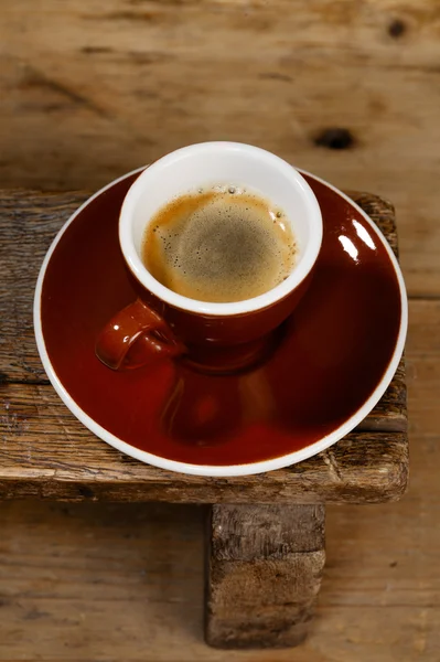 Espresso coffee in thick brown cup on old wooden bench — Stock Photo, Image