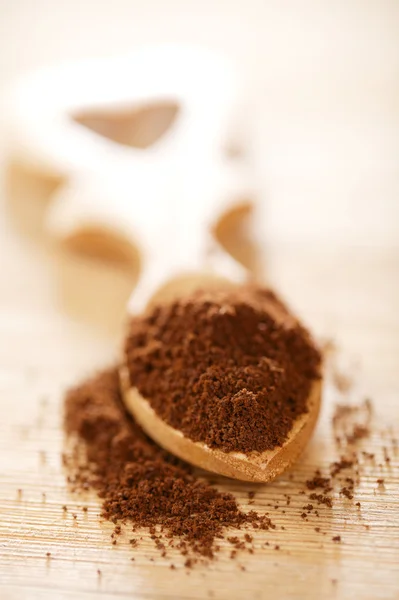 Polvo de café molido en forma de corazón cuchara de madera, dof poco profundo — Foto de Stock