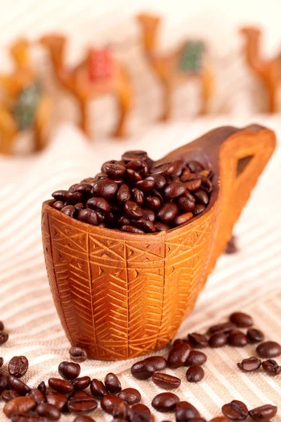 Italian espresso blend coffee beans in handmade wooden bow — Stock Photo, Image