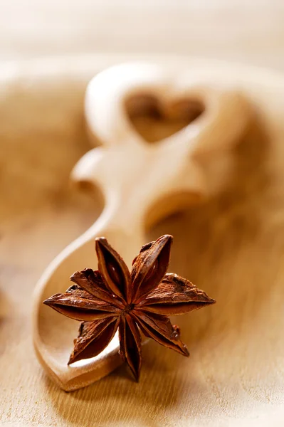 Anis estrella en forma de corazón cuchara de madera, dof poco profundo — Foto de Stock