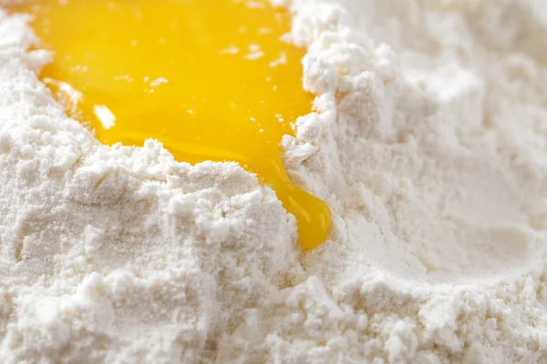 Piec! Żółtko na białej mąki — Zdjęcie stockowe
