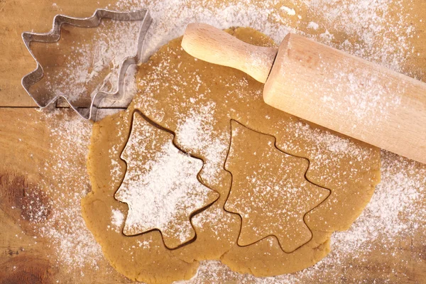 Peperkoek boom kerstkoekjes met cutter, deeg en rolli — Stockfoto