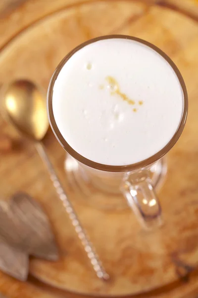 背の高いグラスで白いのコーヒーの泡 — ストック写真