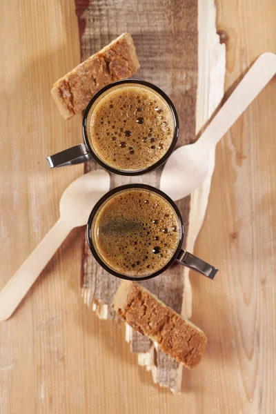 Espresso voor twee met lepels en cantuccini biscotti op hout — Stockfoto