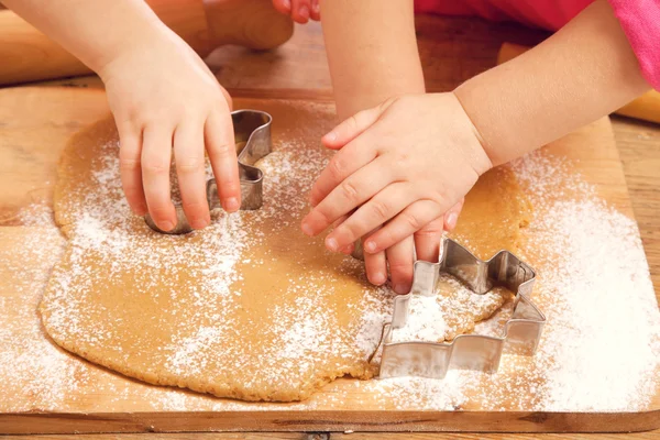 小女孩切圣诞姜饼饼干，只手 — 图库照片