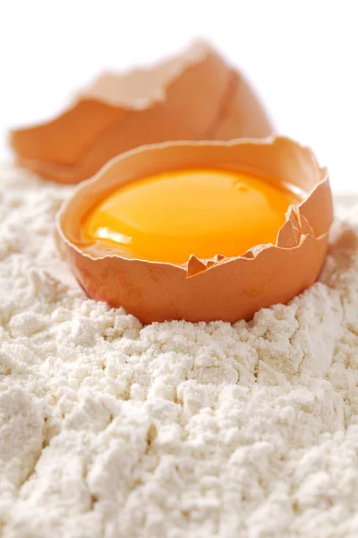 Rozbité vajíčko s pouzdry na mouku, bílé pozadí — Stock fotografie