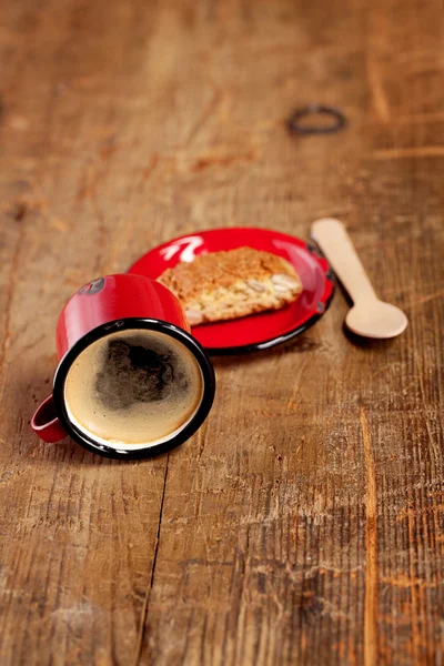 Przewrócił kawy espresso w kubek czerwony szkliwo z talerzykiem, drewnianym tarasem — Zdjęcie stockowe