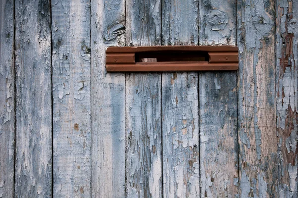 Bardzo stary postbox w drewniane ogrodzenia wheathered — Zdjęcie stockowe