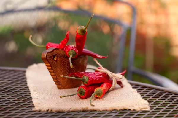 Czerwone chilli pieprz zakrzywione drewniane miski w ogrodzie — Zdjęcie stockowe