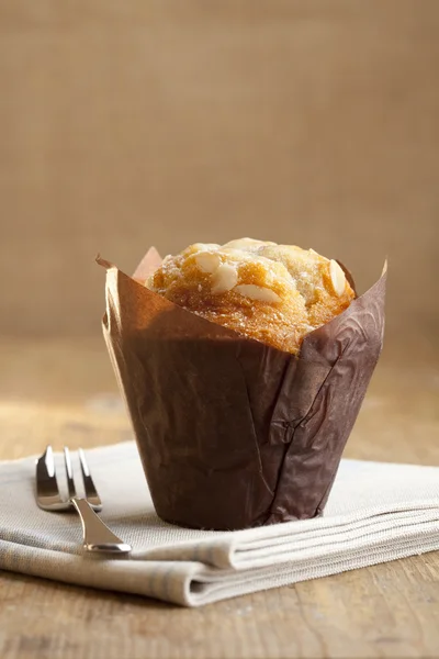 Verpakt amandel muffin in rustieke stijl met gebak vork — Stockfoto