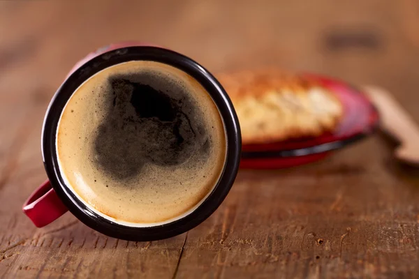 Caffè espresso estremamente rovesciato in tazza di smalto rosso — Foto Stock