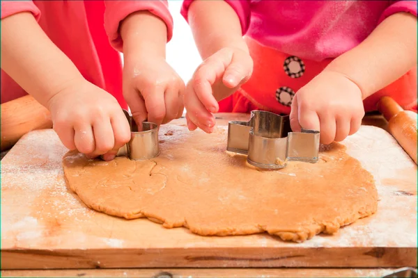 Kleine Mädchen schneiden Lebkuchen-Weihnachtsplätzchen, Hände nur — Stockfoto