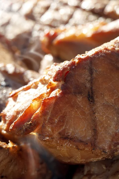 Stukje hete gerookte smakelijke varkensvlees-vlees, yummy! — Stockfoto