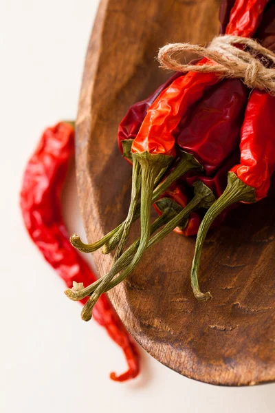 Red hot Chili peppar gäng i trä skål — Stockfoto