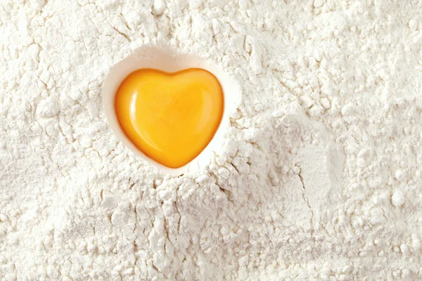 Adoro assá-lo! gema de ovo na farinha, quadro completo — Fotografia de Stock
