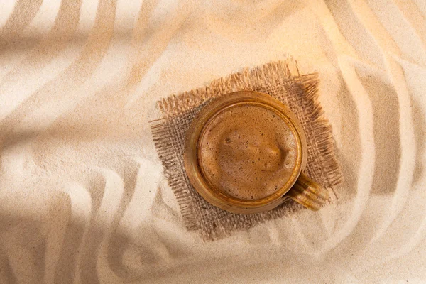 エスプレッソ コーヒーの熱い砂背景にマグカップ — ストック写真