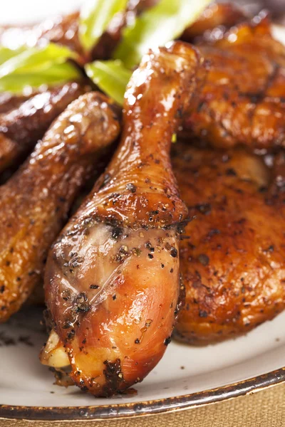 Homemade smoked chicken drumstick on a plate — Stock Photo, Image