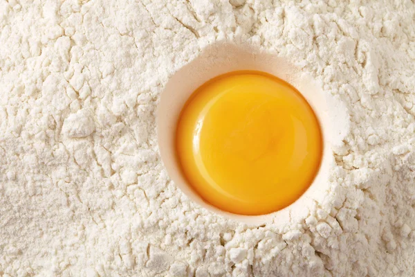 小麦粉、フルフレームに卵の黄身 — ストック写真