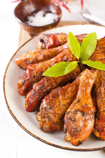 Homemade smoked chicken drumsticks on a plate — Stock Photo, Image