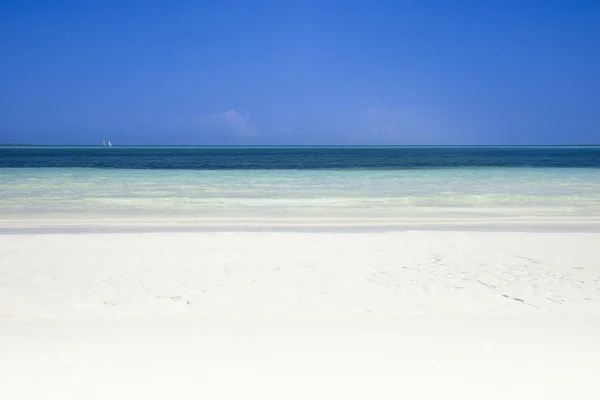 Mar límpido, areia branca e céu azul, paraíso de carniça, muito c — Fotografia de Stock