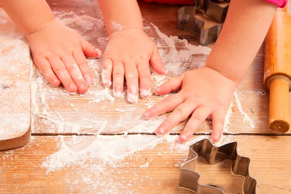 Kleine meisjes bakken en plezier, handen alleen — Stockfoto