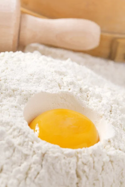 背景に圧延ピン アンふるい小麦粉に卵の黄身 — ストック写真