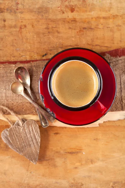 Café expreso, taza de esmalte rojo, dos cucharas de plata viejas, dos de madera — Foto de Stock