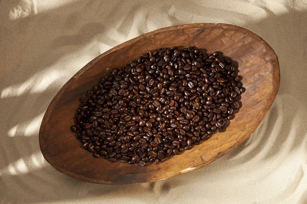 Espresso italien mélanger les grains de café dans un bol en bois fait main sur s — Photo