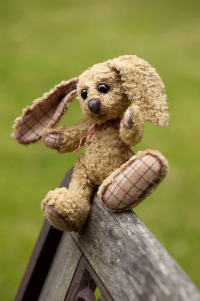 Маленька кроляча м'яка іграшка, що сидить на залізній лавці, авторська робота wi — стокове фото