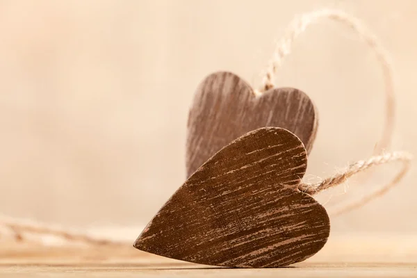 Coeurs attachés en bois debout libre — Photo