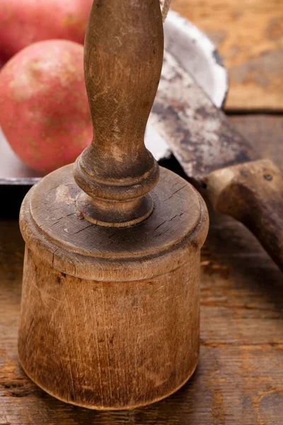 ナイフとジャガイモで古い木製テーブルのアンティーク ポテトマッシャー — ストック写真