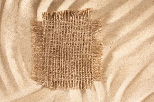 Pflaster mit Platzwunde auf gewelltem Sandgrund — Stockfoto
