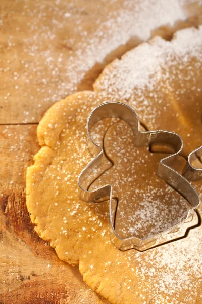 Gingerbread girl cookie cutter from above with dough on wood, ve — Stock Photo, Image