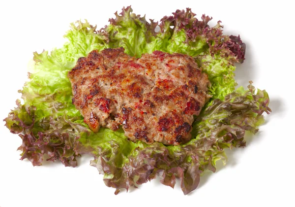 Hausgemachtes Rindfleisch-Pattie auf Lattuce-Salat , — Stockfoto