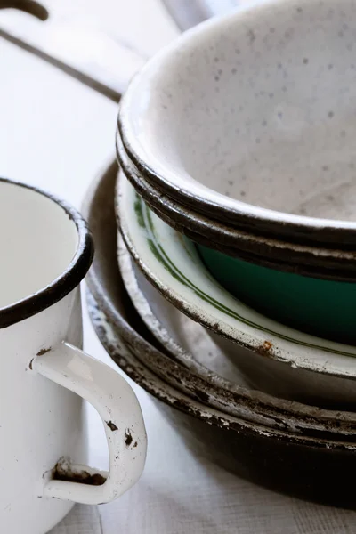 Muhtelif emaye tabaklar tava ve çok eski bir kupa — Stok fotoğraf