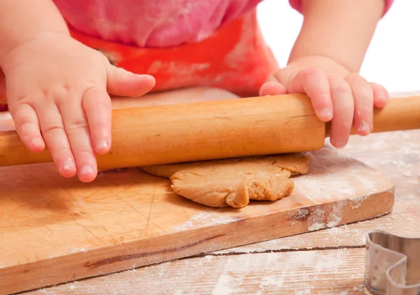 Küçük kız eller sadece zencefilli kurabiye hamuru haddeleme, — Stok fotoğraf