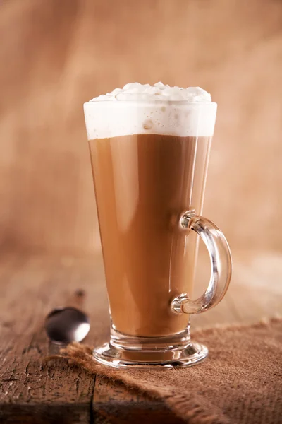Kávé a latte macchiato régi táblázat hát a pohár tejszín — Stock Fotó