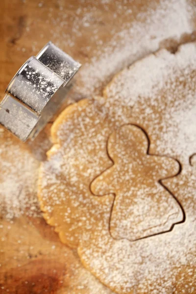 Taglia biscotti ragazza pan di zenzero dall'alto con pasta su legno, ve — Foto Stock