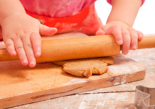 A mézeskalács tésztát, gördülő kislány kezeket csak, — Stock Fotó