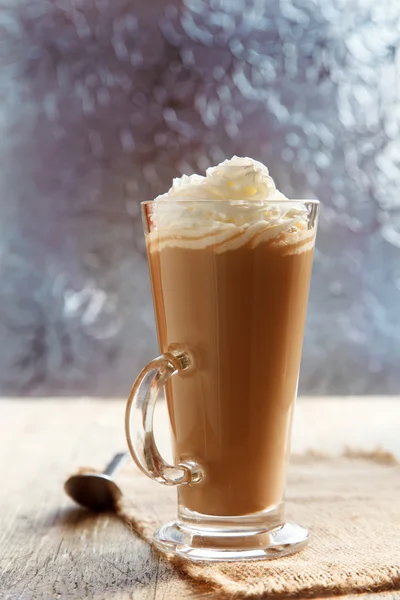 Kaffee Latte Macchiato mit Sahne im Glas am Fenster — Stockfoto