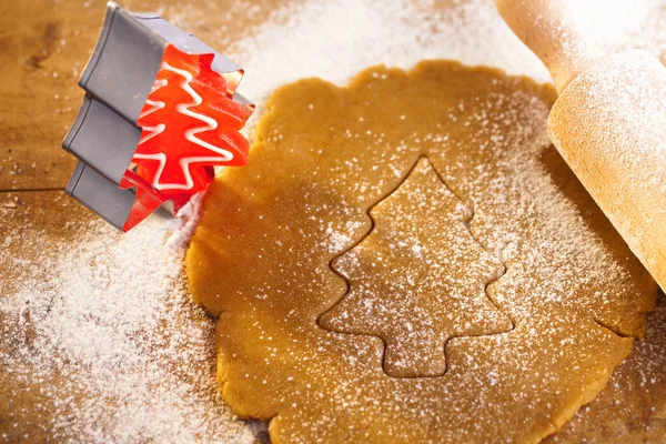 Cortador de galletas de árbol de jengibre de Navidad con dulces, masa y r —  Fotos de Stock