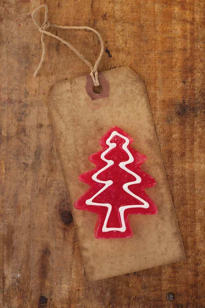 Cukroví vánoční stromeček červený retro papír značky, dřevěné pozadí — Stock fotografie