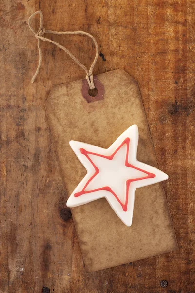 Vánoční Bílá hvězda cukroví na retro papír značky, dřevěné poza — Stock fotografie