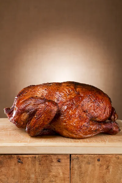 Zelfgemaakte gerookte hele kip op hout — Stockfoto