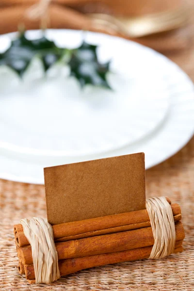Cartão de lugar aromático com galho azevinho em placa branca — Fotografia de Stock