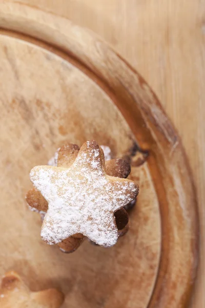 Biscoitos caseiros de gingerbread star empilhados, em fundo de madeira — Fotografia de Stock