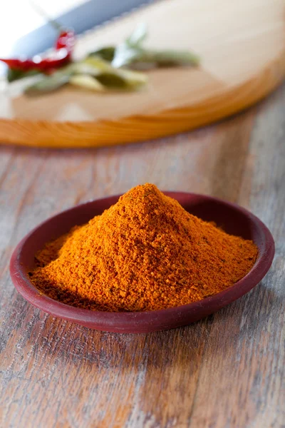 Nihari-Curry-Mischung in Teracotta-Schüssel auf Holztisch — Stockfoto