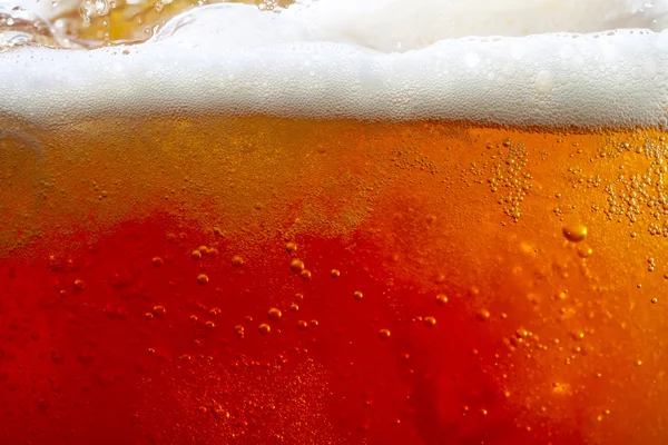 Наливание пива с пузырьками и пеной — стоковое фото